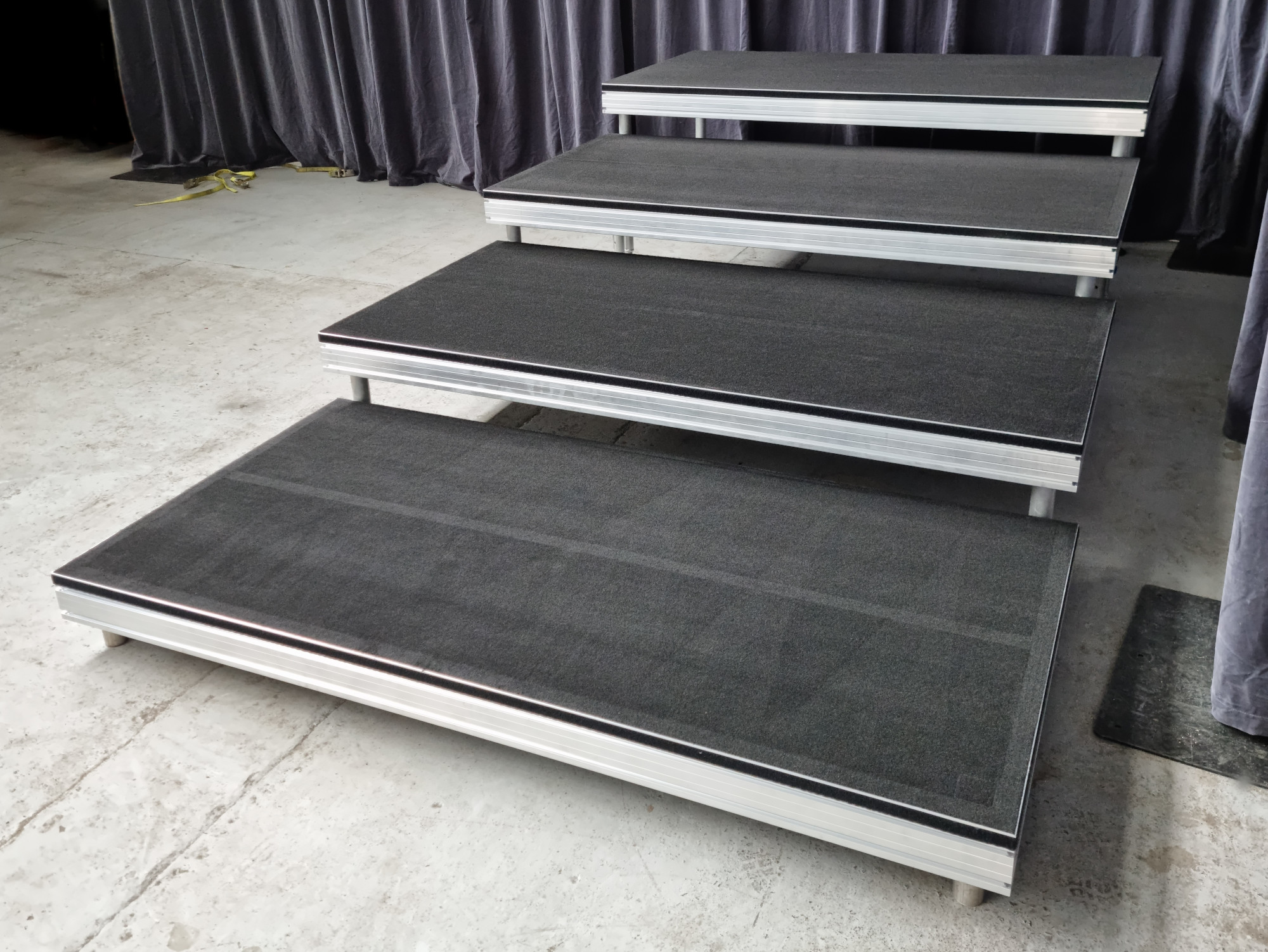 Tiered aluminium stage without skirting